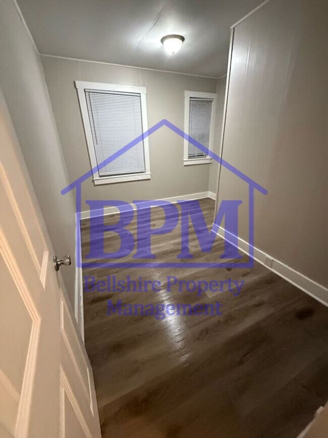 Building Photo - Freshly Renovated 3 Bed, 1 Bath Duplex – G...