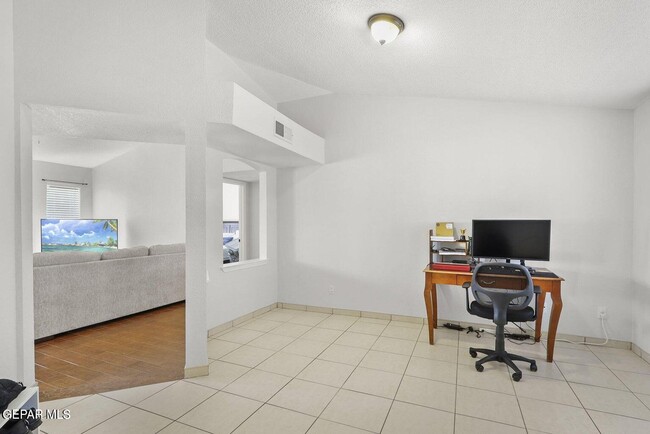 Building Photo - 10912 Loma De Luz Pl