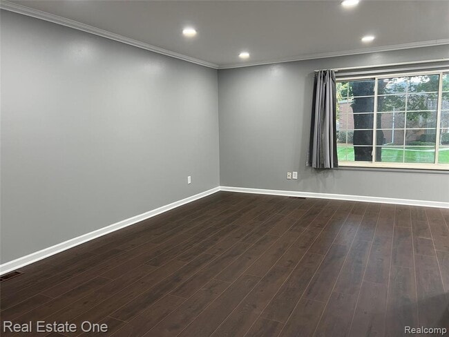 Building Photo - 754 E Fox Hills Dr