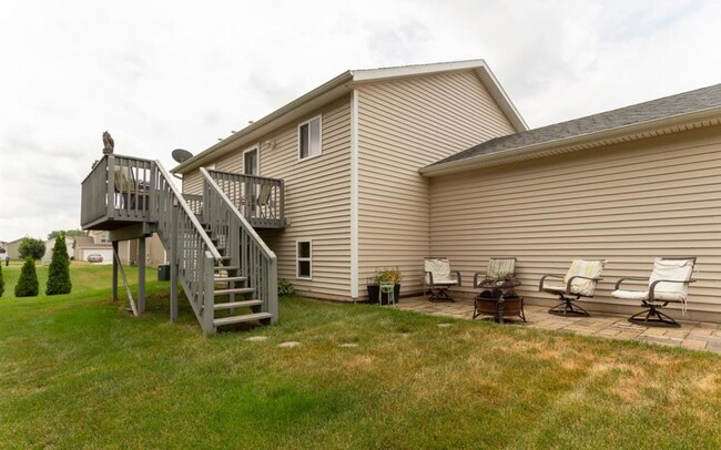 Building Photo - 5900 Clear Pointe Dr SE