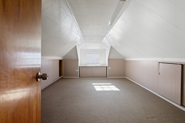 Building Photo - 5434 W Wrightwood Ave