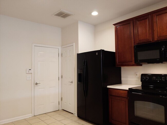 Building Photo - Wolf Creek Townhome