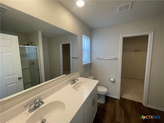 Building Photo - 457 Lynwood Gold