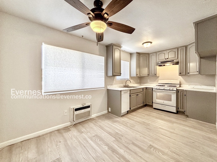 Building Photo - 522 N Serrano Ave