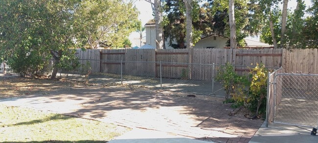 Building Photo - Got Room? - Paradise Valley Home Is Expansive!