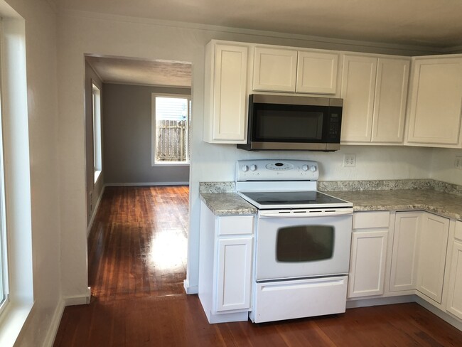 Building Photo - 3 bedroom 1 bathroom house in Springfield!
