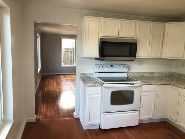 Building Photo - Freshly remodeled 3 bedroom 1 bathroom house!