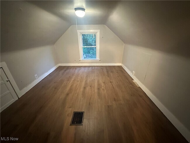 Building Photo - 523 Gage St