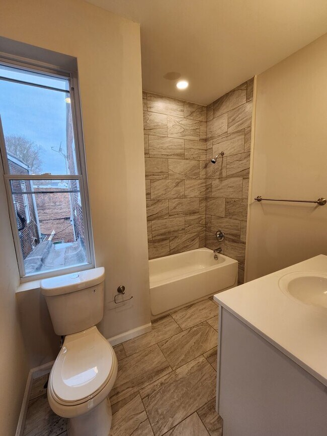 Building Photo - Beautiful 3 bed 3.5 Bath home