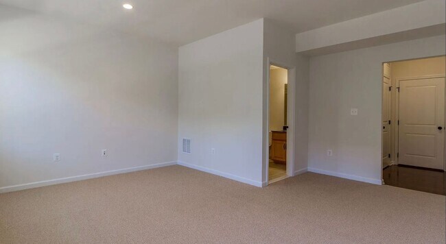 Building Photo - Stunning 3 Level, 3 Bed 3.5 Bath Townhome ...