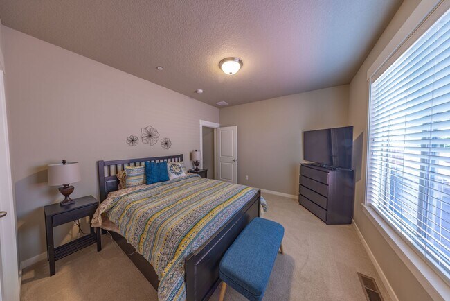 Building Photo - Four Bedroom Home + Bonus & Den in Gated C...