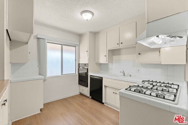 Building Photo - 15540 Moorpark St