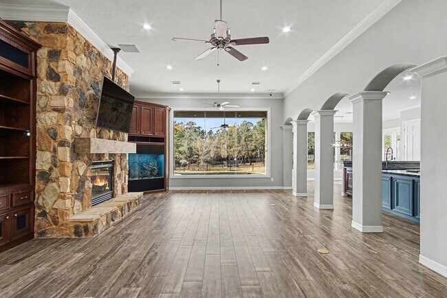 Building Photo - 15569 Crown Oaks Dr