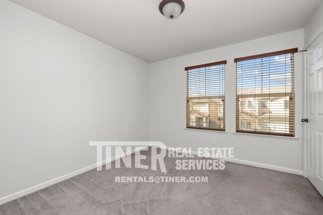 Building Photo - 1707 Grey Bunny Dr