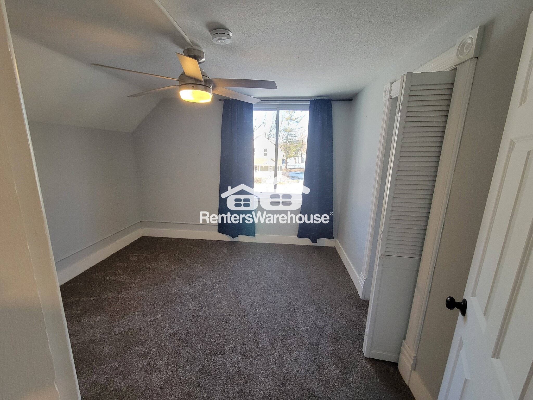 Building Photo - 206 Main St W