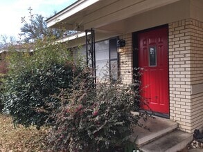 Building Photo - 3/2 with carport fenced yard pet friendly