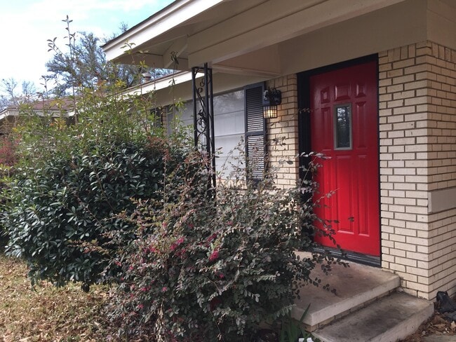 Primary Photo - 3/2 with carport fenced yard pet friendly