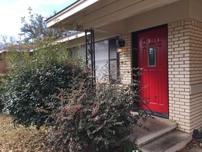 Building Photo - 3/2 with carport fenced yard pet friendly