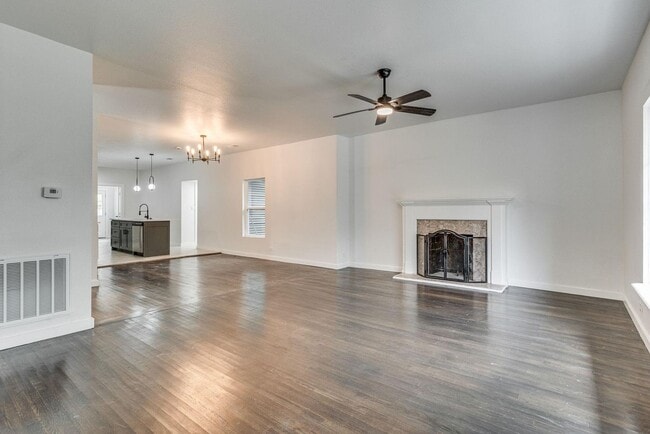 Building Photo - Beautiful home in Southwest Cleburne