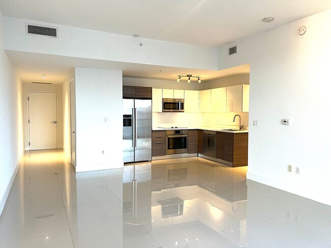 Building Photo - 1010 SW 2nd Ave