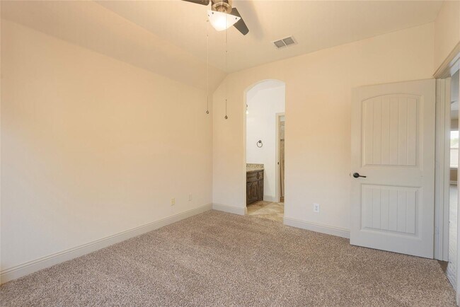 Building Photo - Oak Point Beauty