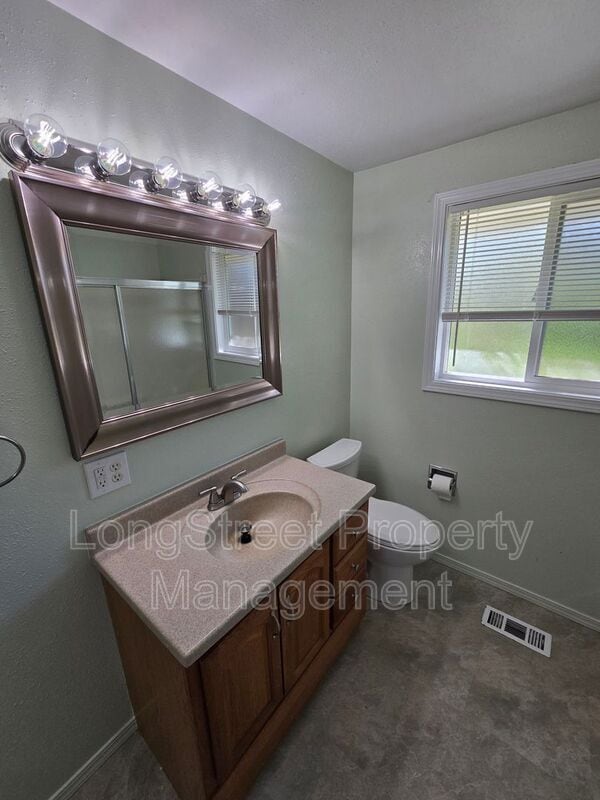 Building Photo - 3230 NE Canterbury Cir