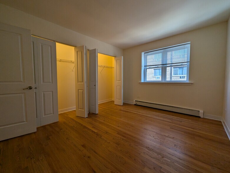 Building Photo - 643 W Wrightwood Ave