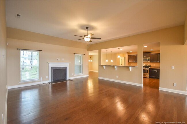 Building Photo - 124 Summer Creek Ln