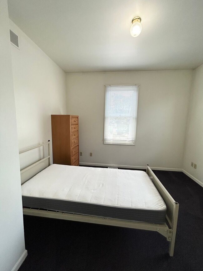 Building Photo - 1348 Wilmot Ct