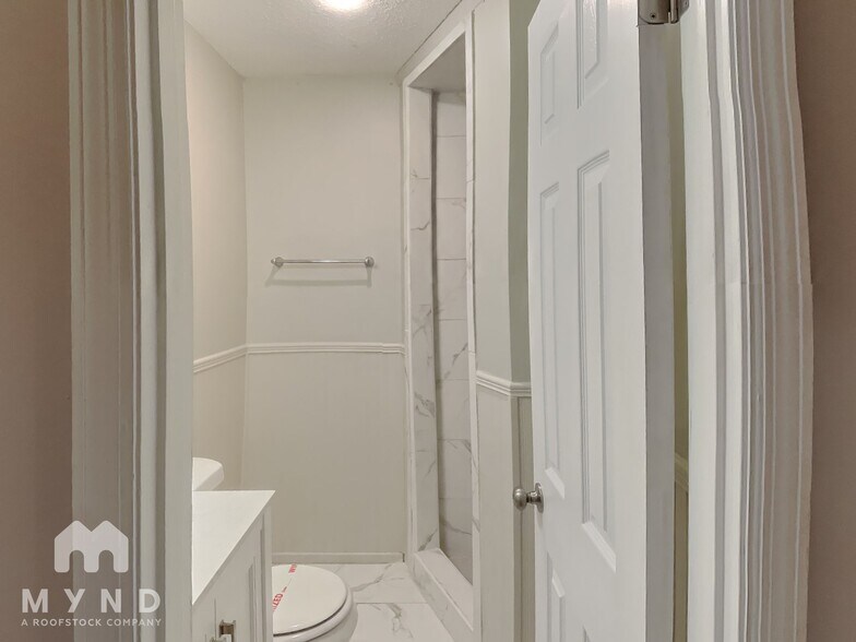 Building Photo - 611 Darlene Dr