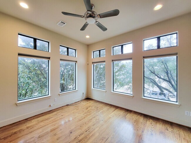 Building Photo - Stunning Corner Unit with Breathtaking Views!