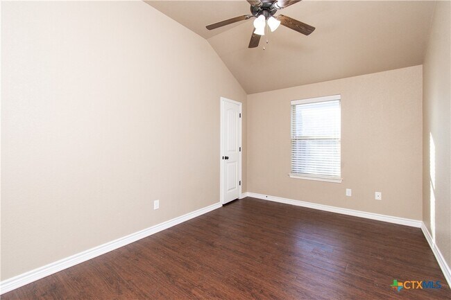 Building Photo - 401 Sladecek Dr