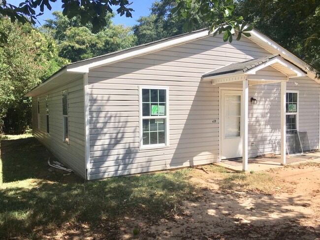 Primary Photo - 639 Johnson St