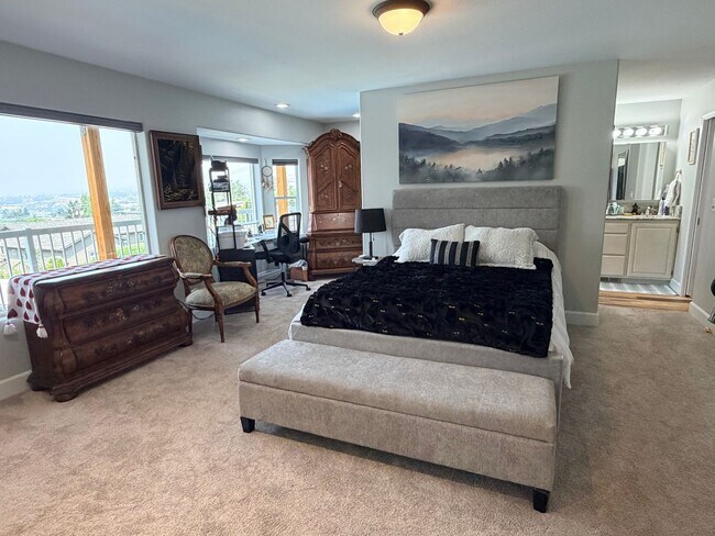 Building Photo - Executive 5 bed/4 bath home, POOL with pool service, decks with VIEWS, two kitchen/living room ar...