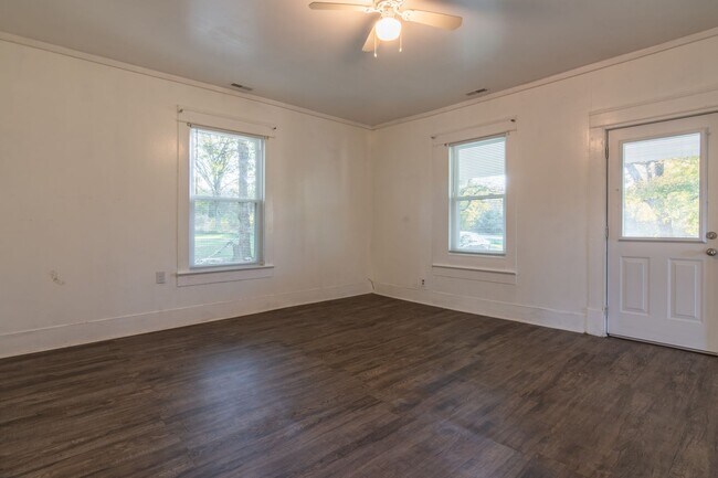 Building Photo - G TEAM - FOR LEASE - Quaint, Private Farmhouse