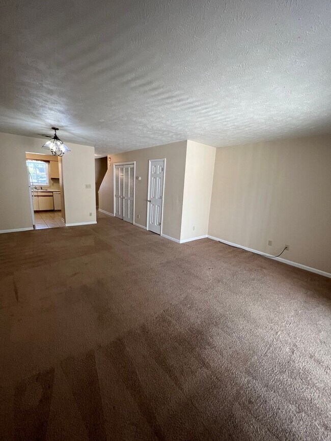 Building Photo - 2 Bedroom/1.5 bathroom townhouse for rent $1,300 month