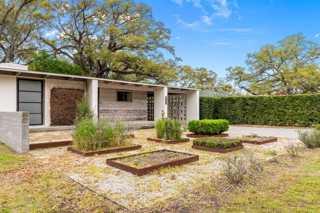 Building Photo - 2/2 with carport - fenced backyard