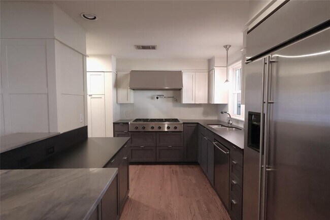 Building Photo - 4702 Shadow Ln