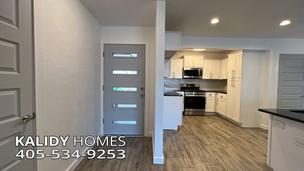 Building Photo - 702 Amity Ln