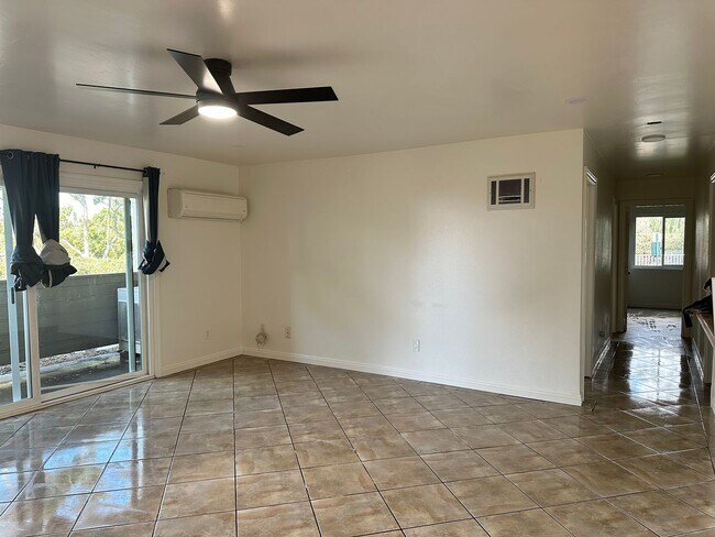 Building Photo - Available Now! 3 bed/ 2 bath condo