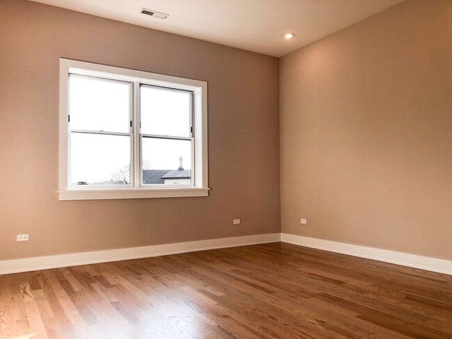 Building Photo - SUBLET - 3 Bed 2 Bath Condo Quality in Ros...