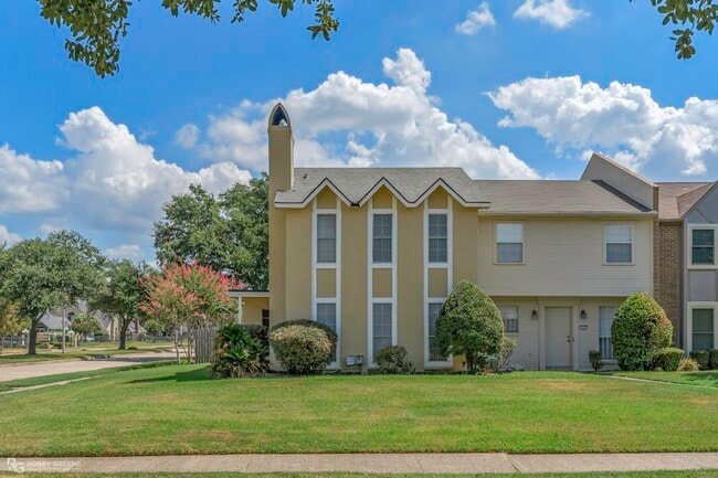 Building Photo - 10001 Stratmore Cir