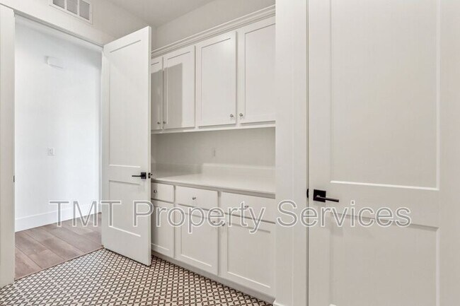 Building Photo - 1007 Bridger Dr