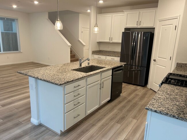 Building Photo - Beautiful 4 Bedroom 3 Bath Brentwood Home