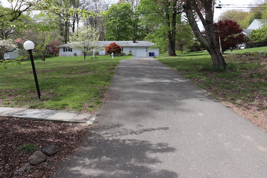 Building Photo - 442 Surrey Ln