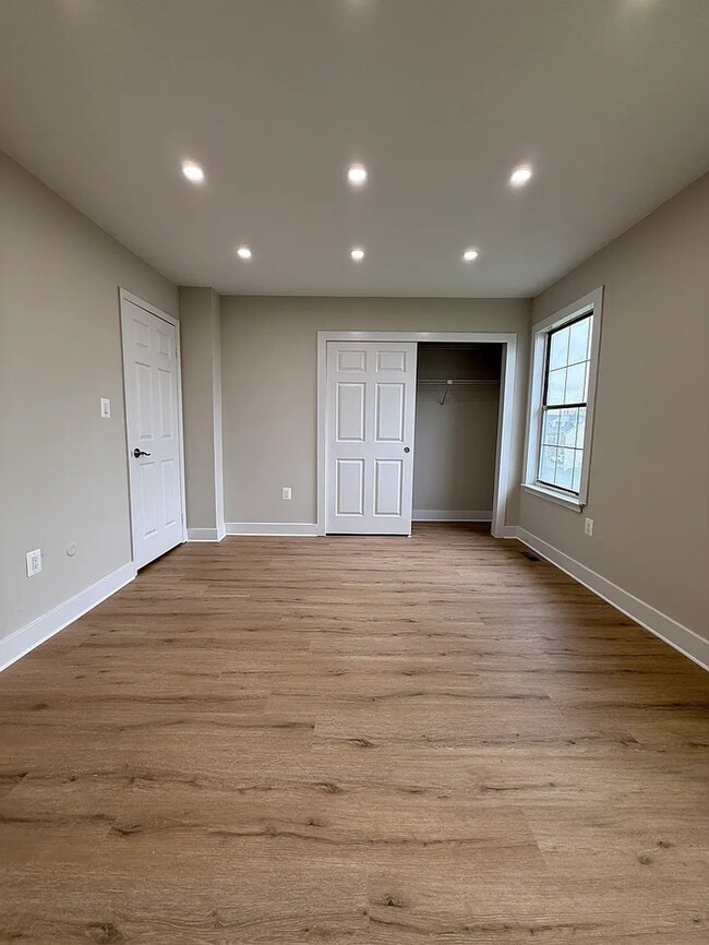 Building Photo - 11 Van Buren Pl