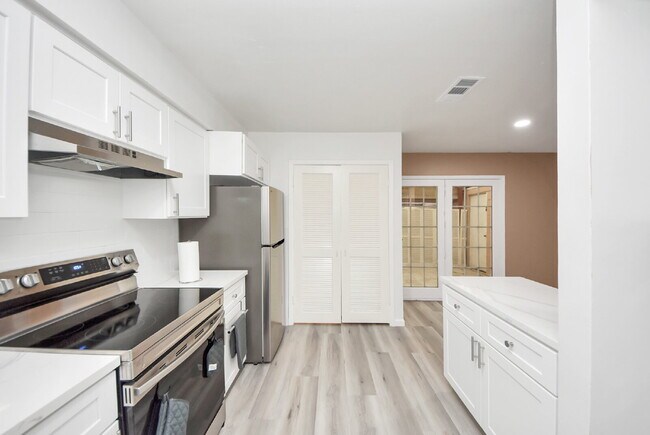 Building Photo - 6710 Biggs Ct