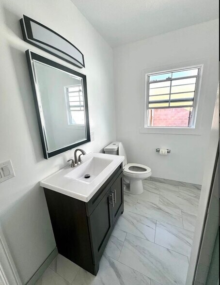 Building Photo - 7015 De Celis Pl