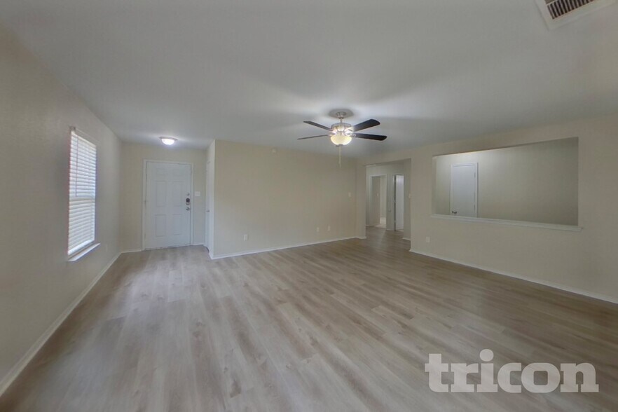 Building Photo - 5423 Sabine Ln