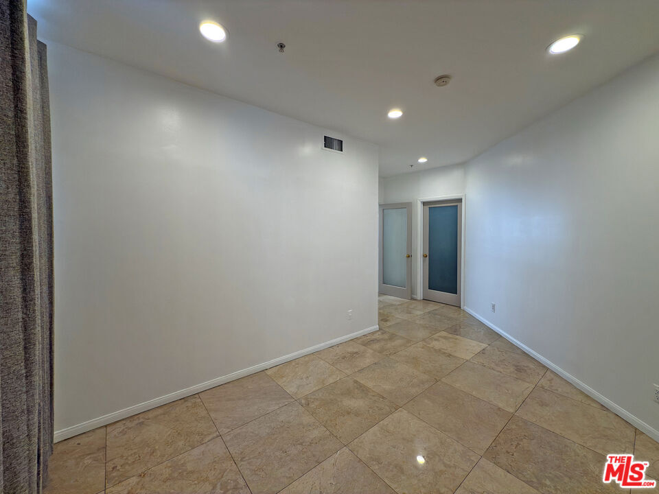 Building Photo - 120 S Crescent Dr